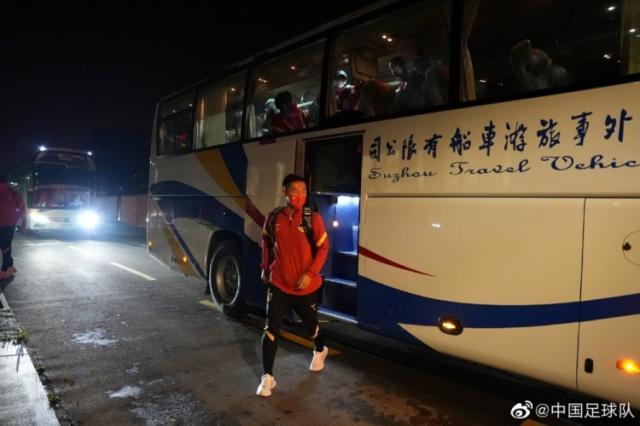 体育平台-【早报】马不停蹄！国足凌晨抵达苏州驻地开始隔离！